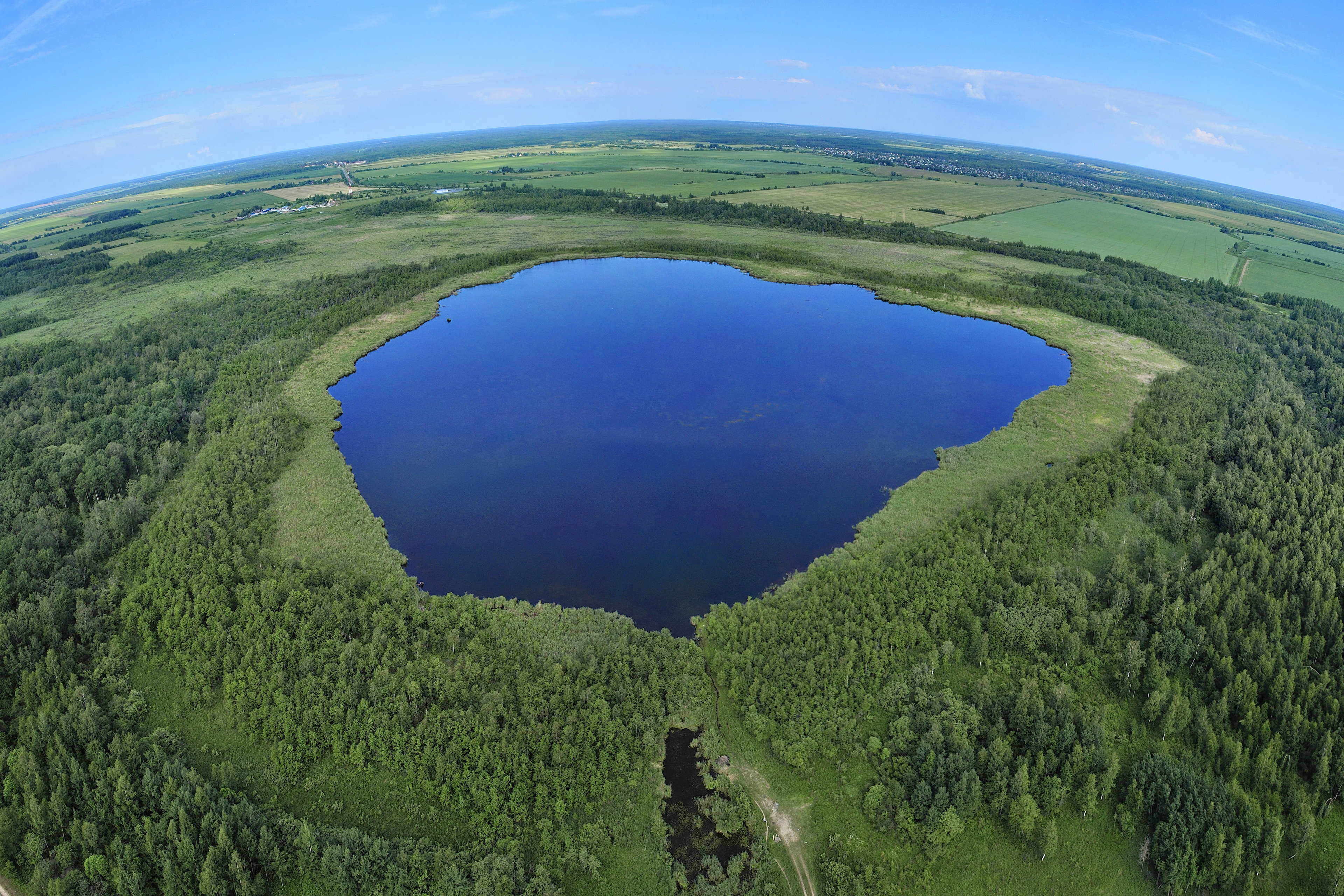 Крупнейшее озеро района россии